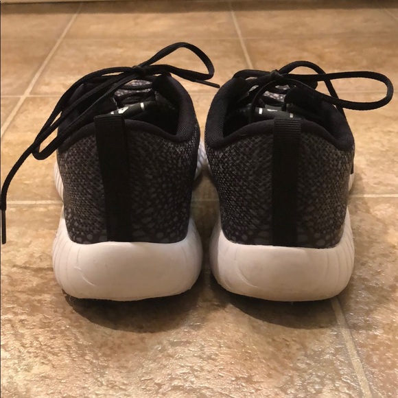 New balance shoes - Picture 4 of 5